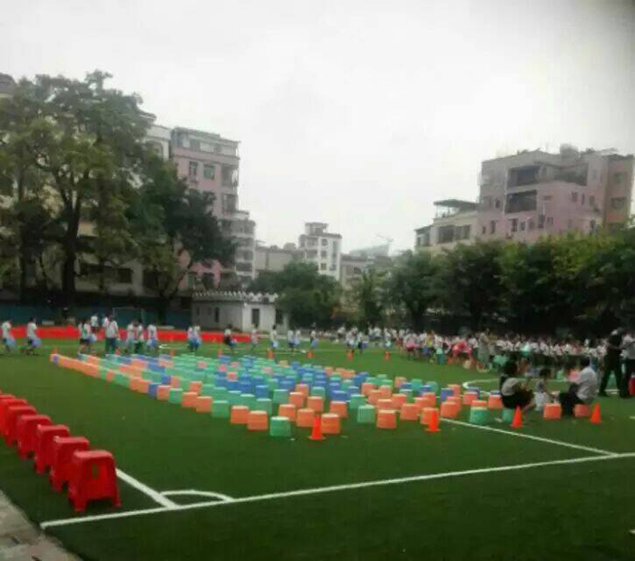 免填充人造草坪為什么能被幼兒園客戶看中呢？