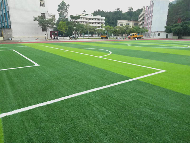 如何選擇人工草坪廠家，才能確保草坪品質(zhì)