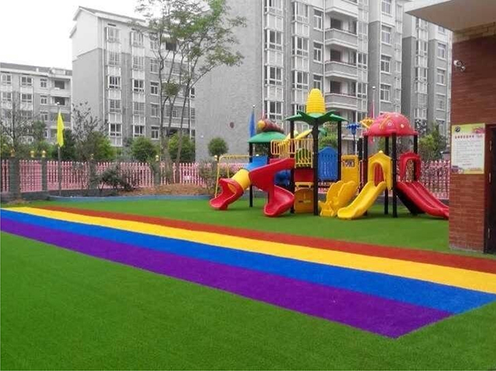 幼兒園使用人造草坪安全嗎？會(huì)影響小朋友嗎？