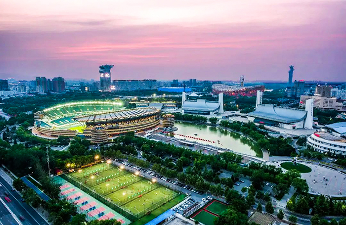 再增兩片國際足聯(lián)（FIFA）認(rèn)證場地！AVG傲勝股份實(shí)現(xiàn)雙奧之城標(biāo)志性場館配套設(shè)施建設(shè)大滿貫